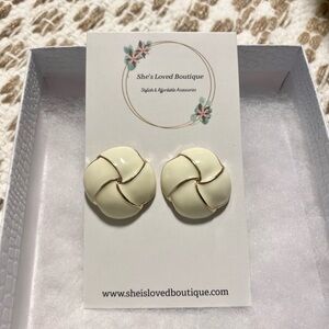 NWT Vintage Roud Earrings